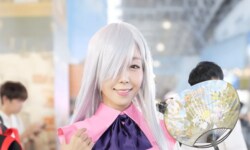 Elizabeth from "The Seven Deadly Sins" shows off her belly button at the "Tokyo Game Show 2025" netmarble report!