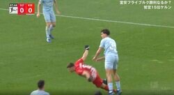 サポーターが大ブーイングの嵐！あまりのブチギレぶりに“沈黙の抗議”を我慢できず怒り大爆発　悪質タックルを見舞った初スタメン選手を震え上がらせる瞬間