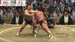 夏の大相撲 幕内力士対決で犬神家“W逆さ足”が出現？ まさかの珍光景にファン熱視線「Wスケキヨ」