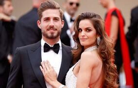 何頭身なんだ！ドイツ代表GKのスーパーモデル妻が圧倒的なスタイルを披露！日本戦を見守った姿に「脚長すぎ」