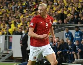 「バケモンです」ノルウェー代表でも止まらない！怪物ハーランドの“逆足ハーフボレー弾”が反響！「意味がわからない」