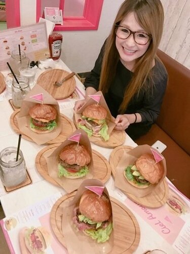 写真・画像】辻希美の母のハンバーガー店を訪問したギャル曽根「全種類