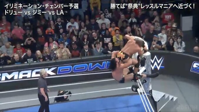 逆さ吊り→強靭な「腹筋」で2人まとめて投げ飛ばす