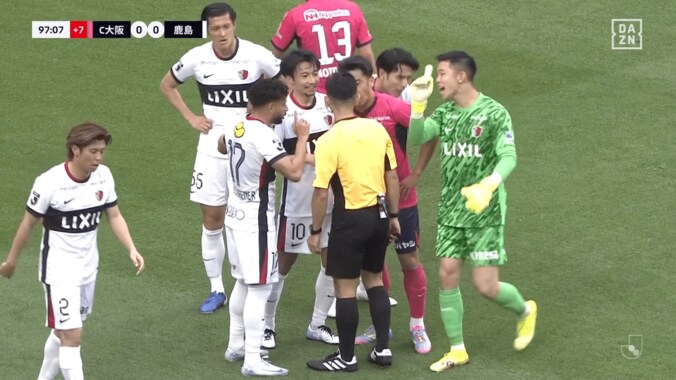 「何そのドリブルw」セレッソMFの“ノールック股抜き突破”が脚光！「スーパーすぎる」「キレッキレやな」「ルーカスうま」PK獲得の決定的瞬間 2枚目