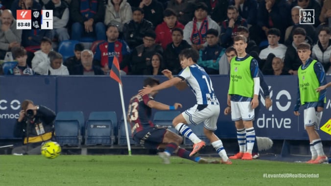 「ふざけるな！」久保建英、“危険タックル”の被害…「怪我が怖い…」「足を引いてるけど削った」足首を押さえて倒れファン悲鳴 3枚目