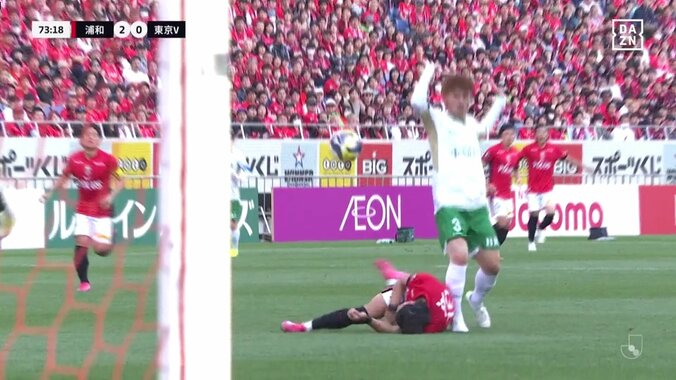 何やってんだよ！DOGSO発動で一発退場！「言い訳できない」背後への抜け出しに手を使って決定機阻止した瞬間「ここで退場は痛すぎる」 5枚目