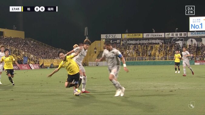 【映像】寄せた瞬間相手が転倒→PKに