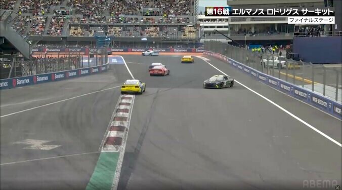 ターンするタイミングを見計らう35号車