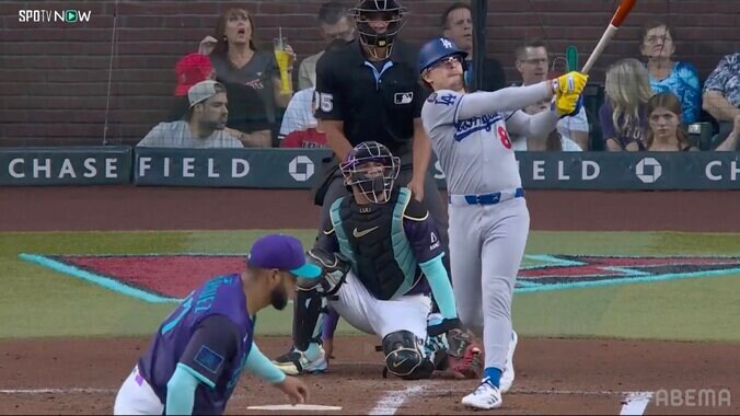 【写真・画像】フリーマン、大谷翔平の決勝アーチに喜び爆発！ 打席控えグローブを咥えたまま…ベンチで捉えた歓喜の瞬間　1枚目