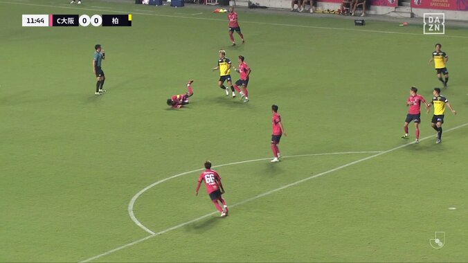 大丈夫か？至近距離からのロングフィードが頭部直撃でスタジアム騒然「衝撃がえぐい」プレー復帰もファンは心配の声 4枚目