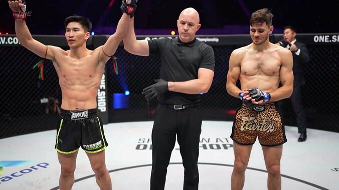 敗者が一瞬で“生まれたての子鹿”状態 衝撃KOに「桁違いの強さ」ファン戦慄 2枚目