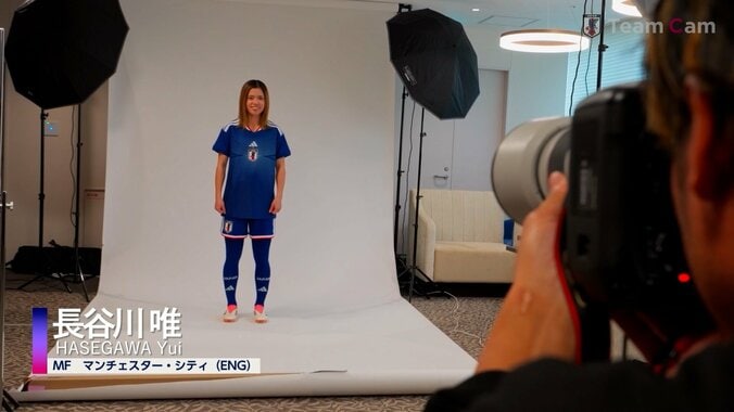 「かわいい」なでしこジャパン、新ユニ写真撮影が恥ずかしい？遠藤優は気合いポーズ、中嶋淑乃は指ハートでハニカミ「緊張する」 4枚目