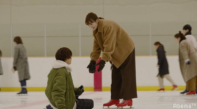 眠る芽衣（飯豊まりえ）のおでこに優しくキス…航太（佐野勇斗）の切なぎる決断に視聴者涙　「僕だけが17歳の世界で」第7話 2枚目