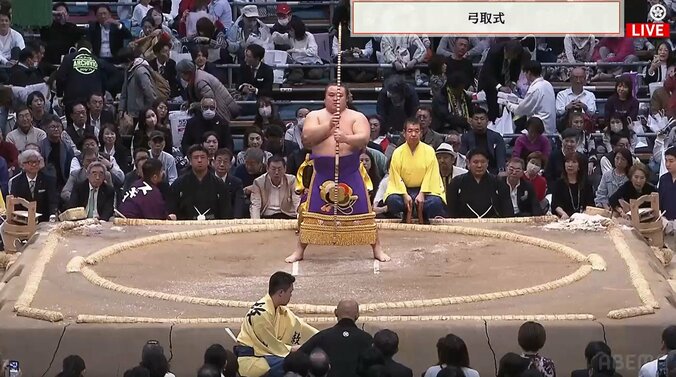 十日目、結び後の土俵にはひびが