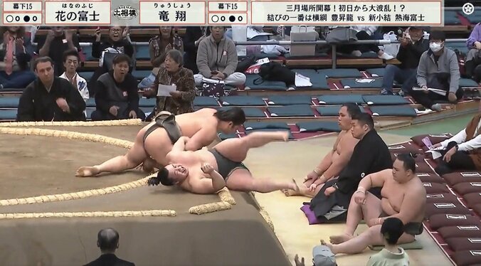 「笑っちゃってるじゃん」土俵際で何が？ 敗れた力士の“敵ながらあっぱれ”な表情が話題 逆転劇での一コマ 4枚目