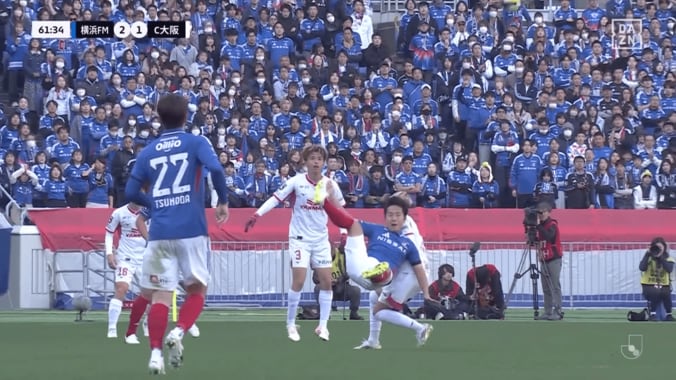 衝撃！“オーバーヘッドキック”の超絶アシストが「キャプ翼すぎる」「もう一回は厳しいだろうな笑」日本人MFの妙技にネット騒然 3枚目