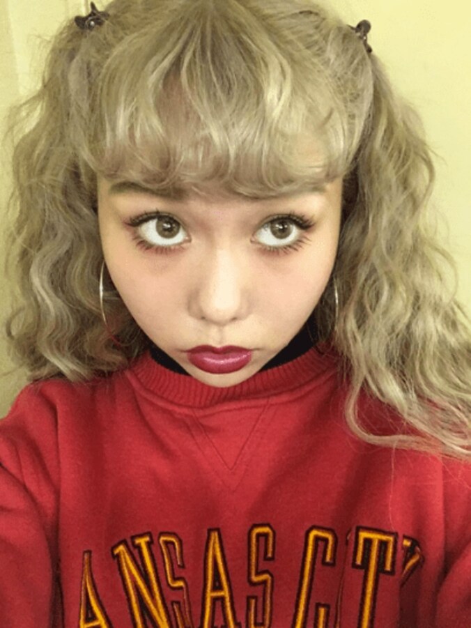 ぺこ　りゅうちぇるがファンに貰った服を着る 2枚目