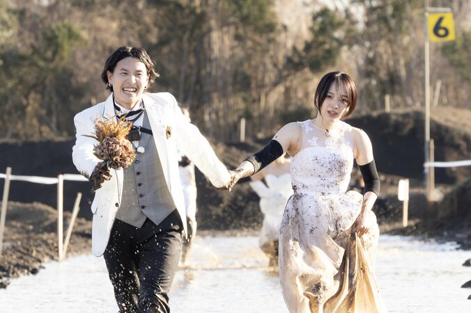【写真・画像】過酷な婚前合宿サバイバル番組『ウェディングウォーズ』最終回間近！ナレーション担当・渡部健よりコメント到着「人の不幸は蜜の味といいますが…」　4枚目