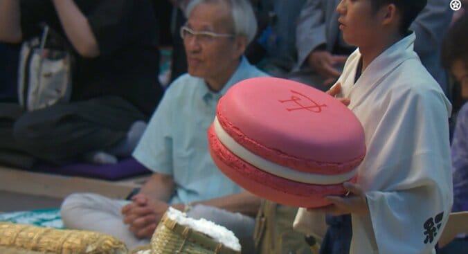 「デカすぎる」「これ食えるの?」安青錦に“巨大すぎる”副賞 「このサイズ信じられない」ファン騒然 4枚目