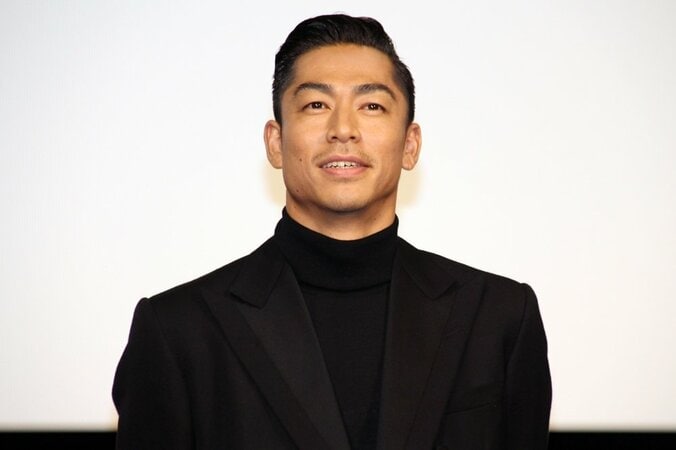 AKIRA、特殊メイクでおじいちゃんに　学校での撮影で生徒に気づかれず苦笑い 1枚目