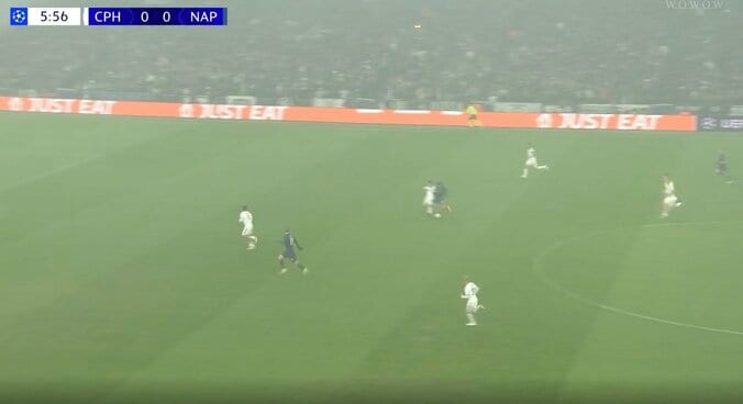 「エグいって！」日本代表DF鈴木淳之介、“強烈タックル”炸裂→相手選手を軽く吹っ飛ばす「すげえw」“神ディフェンス”にスタジアム大歓声 3枚目