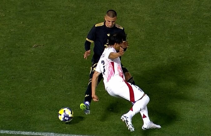 「なんだ今の…」三笘薫の“天才的クライフターン”に敵地騒然！「うますぎん？」「ジダンじゃん」メキシコFWを翻弄した瞬間 2枚目