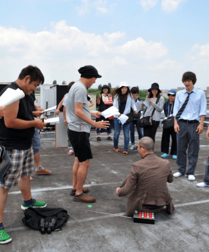 窪田正孝主演『僕やり』パイセン哀愁漂“一人休憩写真”や1話爆破シーンの 撮影風景写真公開 2枚目