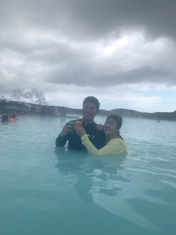 北斗晶、アイスランドで世界最大の露天風呂を訪れ「二時間半くらい入ってた」 1枚目