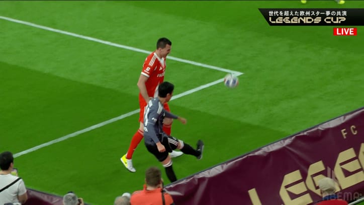 パスを出す長谷部