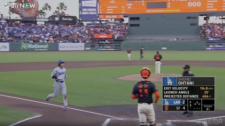 【写真・画像】特大弾に仁王立ち！ 大谷翔平、今季最長138mアーチは打った瞬間に本人も“確信” 打球を見上げる圧巻の姿　1枚目