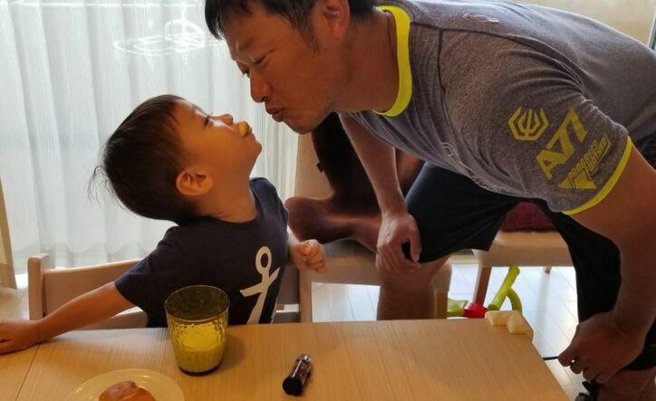 小原正子、夫と息子のラブラブな姿を公開「当たり前だけどお父さんが大好き」