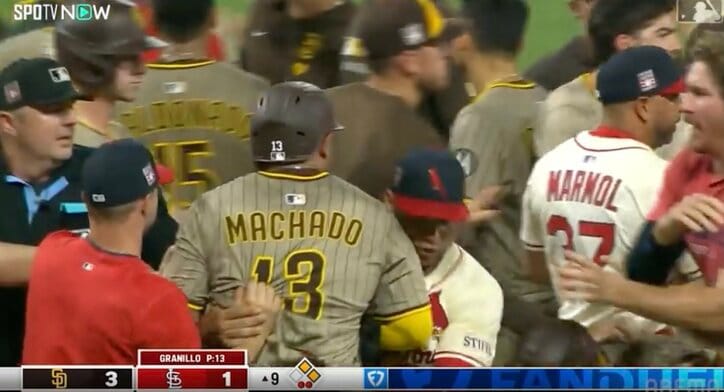 【写真・画像】もうワケわからん！ 大谷翔平、特大弾で“異常事態”「飛ばしすぎ」 球場全体が異様な雰囲気になる「ドームの天井に当てるはずだわ」　1枚目