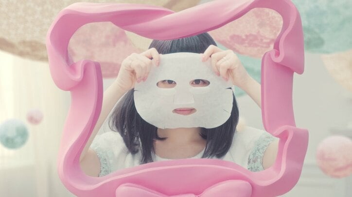 きゃりー、黒髪&ナチュラルメイクに大変身　シートマスクのCM出演