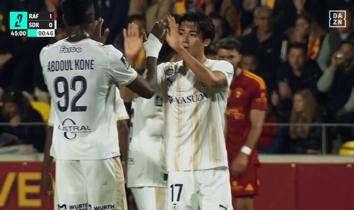 ゴールを祝福される中村敬斗