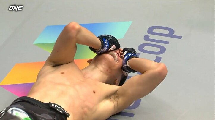 悶絶ボディで衝撃KO！ 勝者が想定外の大号泣で「泣きすぎだろお前w」放送席から思わずツッコミ