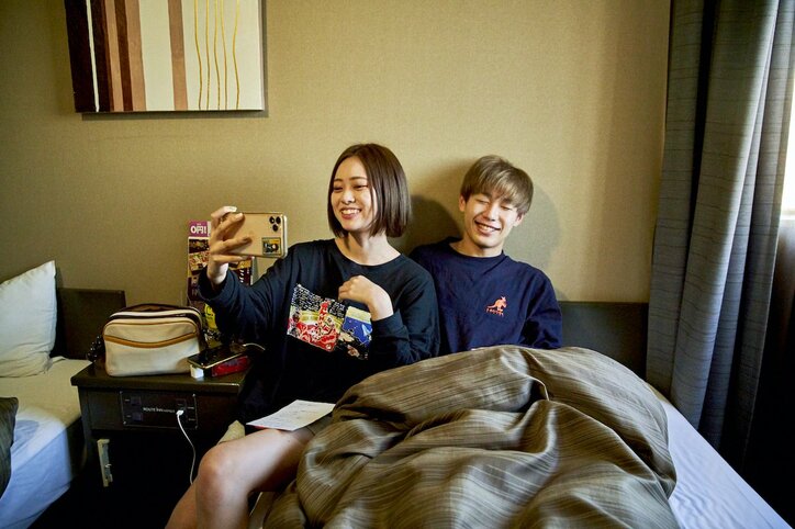 『恋ステ』ともやに寝起きドッキリを敢行！「初めてキスした場所は？」恥ずかしい質問に照れまくり『恋ステ』#5