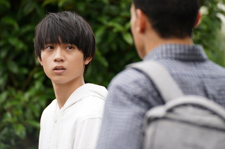 「先生、僕の代わりにおじいちゃんのおむつ変えれます？」学校に通えないヤングケアラーの切実な問いが胸に突き刺さる 『覆面D』が切り込む社会問題