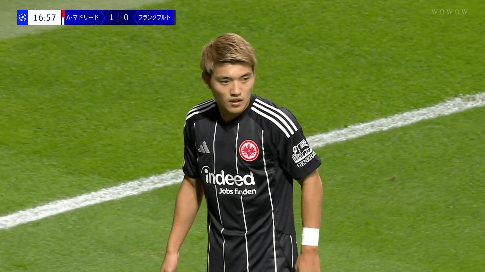 【写真・画像】爆竹の投げ入れ、燃え盛る発煙筒…伊東純也ら日本人８選手出場のダービーが大荒れ！サポーターの愚行で試合中断「やりすぎだろ」「水を差すな」SNS騒然　2枚目