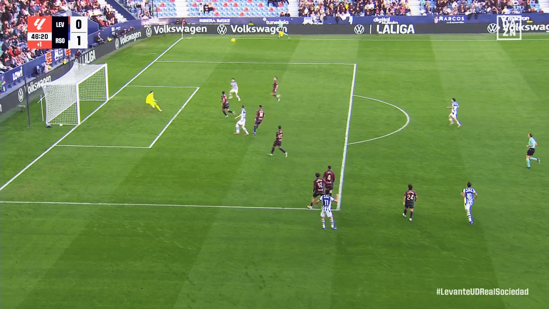 クロスは相手に当たって難しい軌道に