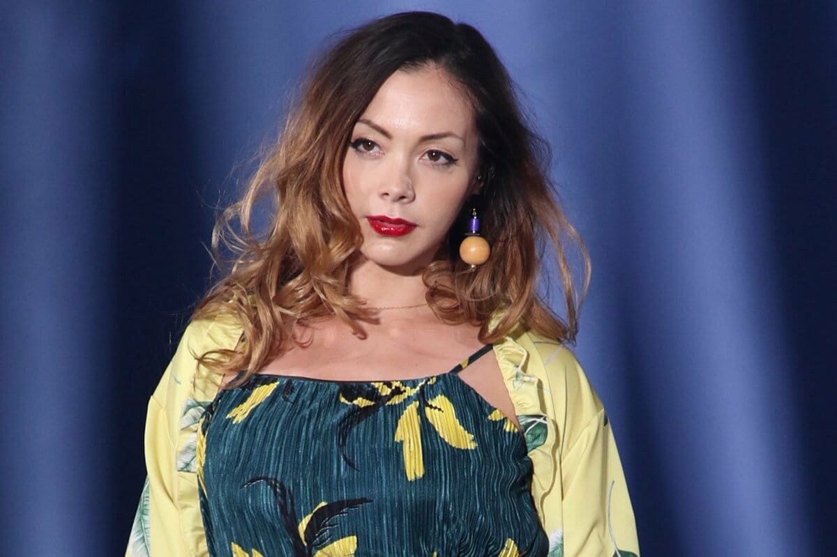 土屋アンナ、生後2ヶ月の長女とお花見散歩 優しい顔つきに「雰囲気