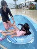 アレク、石垣島旅行でプールを満喫する様子を公開「のんちゃん 出産前最後の旅行です」