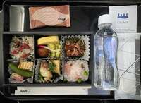 假屋崎省吾『１時間遅れ離陸でANAプレミアム席で夕飯がわりの機内食を‼️』