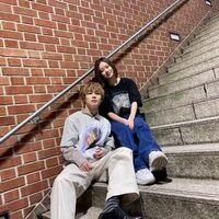 『恋ステ』“ともあい”ともや＆あいり、階段に腰掛けた2ショット投稿 に「雑誌のスナップみたい」「お似合い」の声