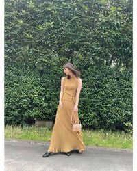 佐々木希、洗練された“初夏の私服ショット”を披露し「清楚な佇まい」「抜群のスタイル」と称賛の声