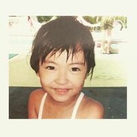 「可愛すぎる…天使！！！！！！」「輝いていらっしゃる」浜辺美波、愛くるしい幼少期ショットに反響