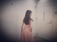 渡辺美優紀、美しいピンク色のドレス姿を公開しファン絶賛「服を着ててもセクシー」