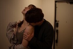 不倫シーンで破壊されていく肉体…1話では歯を折り、2話では左手薬指を脱臼！『離婚しない男』独特すぎる演出に注目