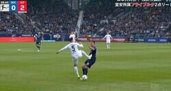 批判殺到！「死ぬだろ…」「退場させろ！」相手の腹部に“殺人ハイキック”を炸裂した瞬間　反則のラインを熟知する男の超悪質ラフプレー