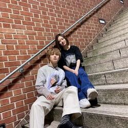 『恋ステ』“ともあい”ともや＆あいり、階段に腰掛けた2ショット投稿 に「雑誌のスナップみたい」「お似合い」の声