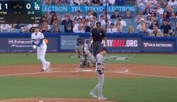 どうなってんだ…？ 大谷翔平の高速打球で“異変”「動かない」 いきなり“初球被弾”→投手のリアクションが話題に「エグすぎる」